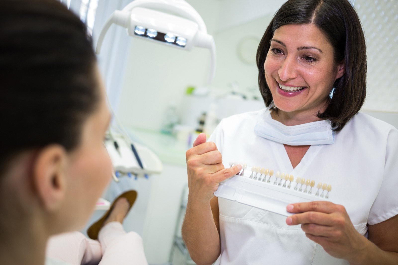 Escala de cores odontológica sobre bancada clara