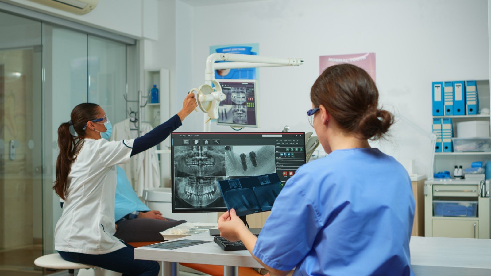 Consultório odontológico com equipamento de avaliação