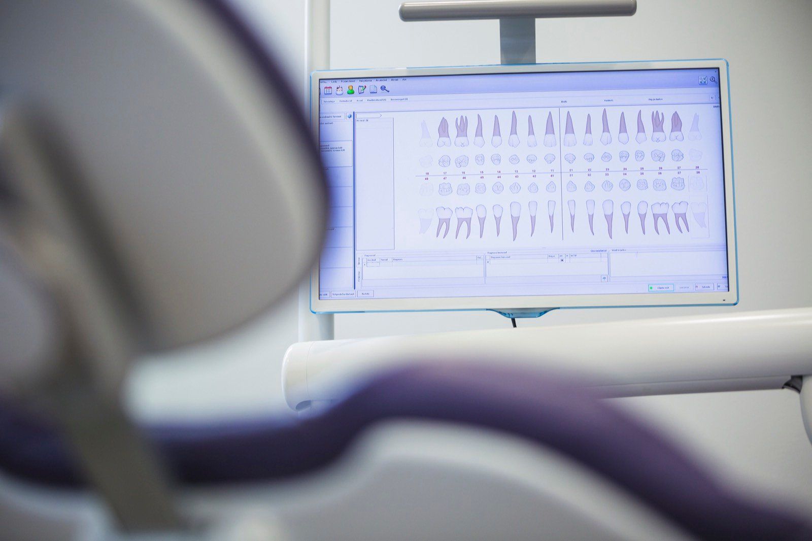 Tomografia odontológica exibida em monitor de consultório