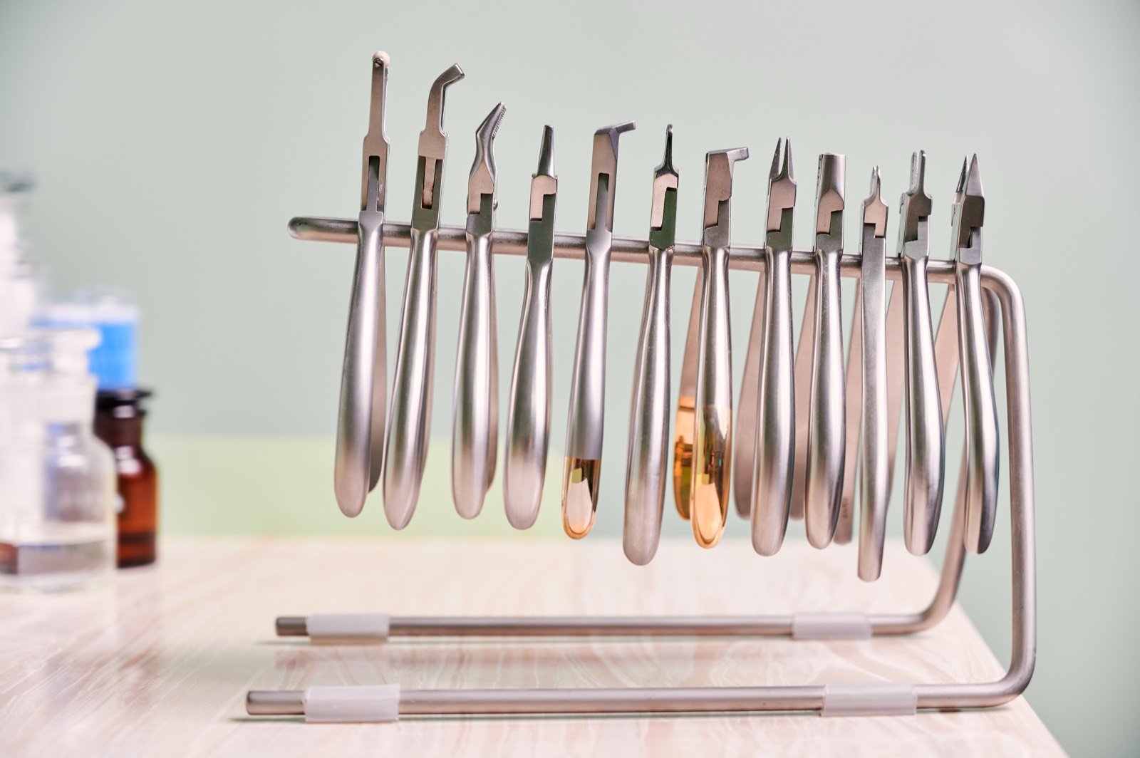 Instrumentos de manutenção periodontal sobre bandeja
