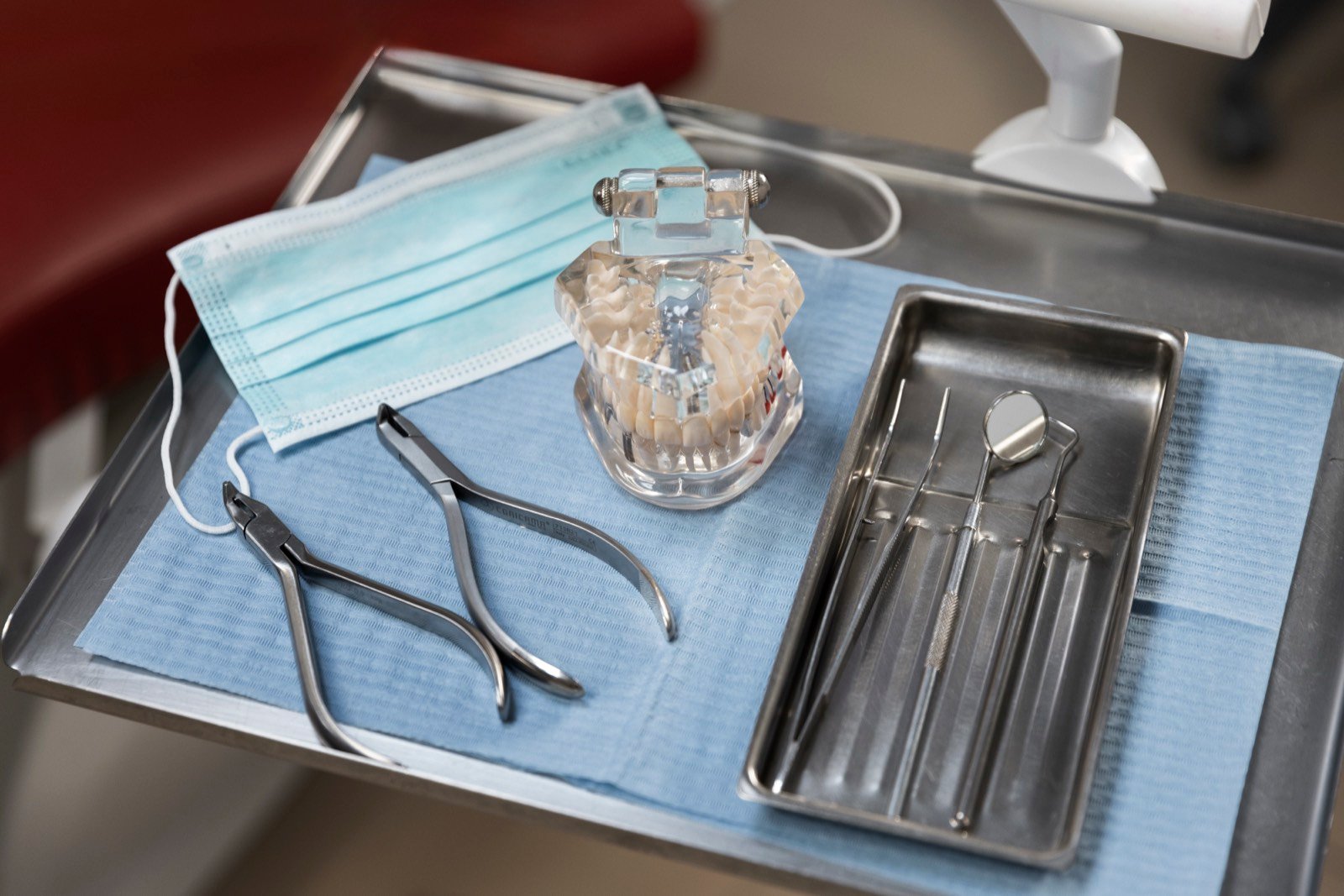 Instrumentos de exame periodontal sobre bandeja clínica