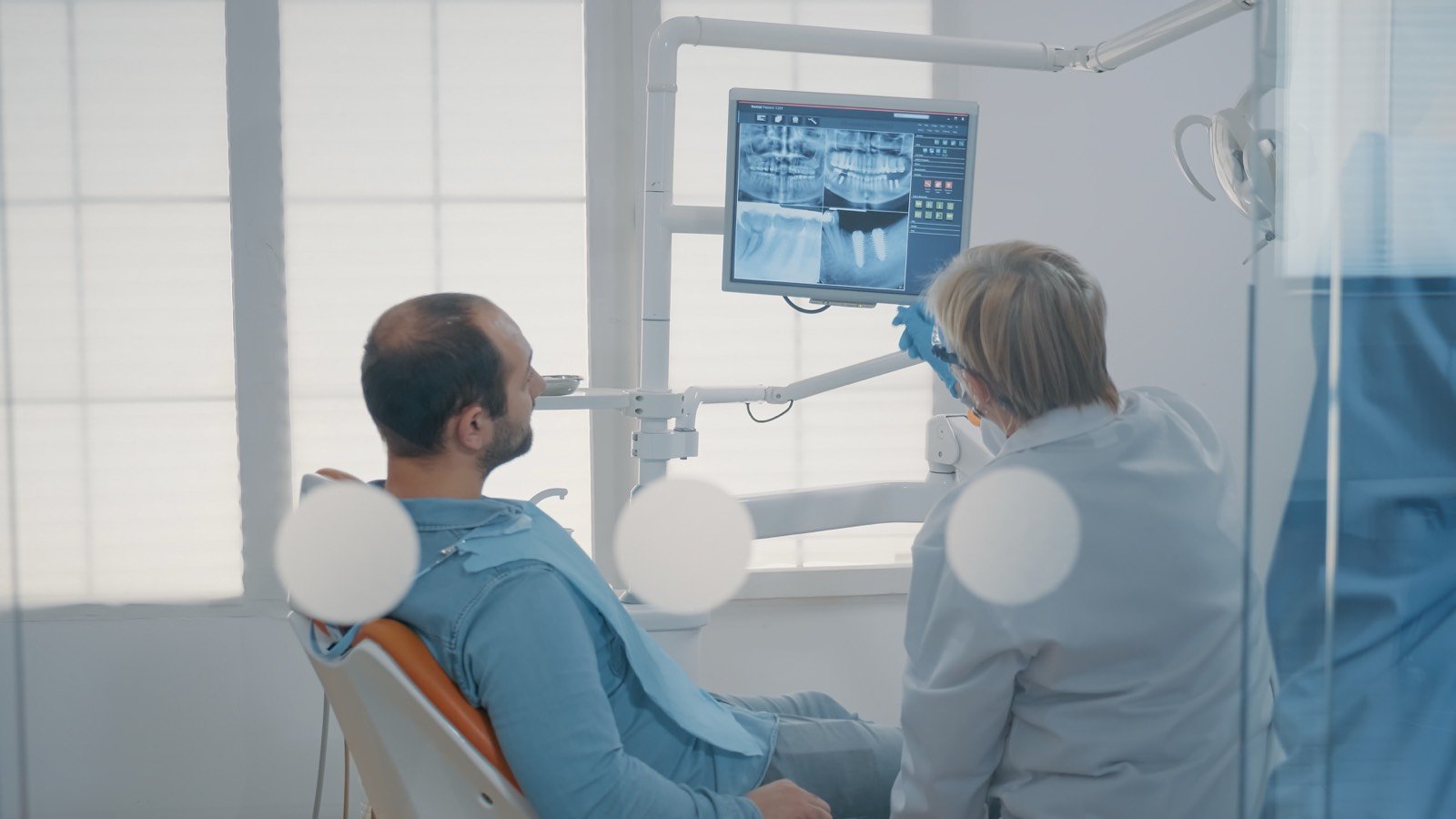 Radiografia panorâmica exibida em tela de consultório