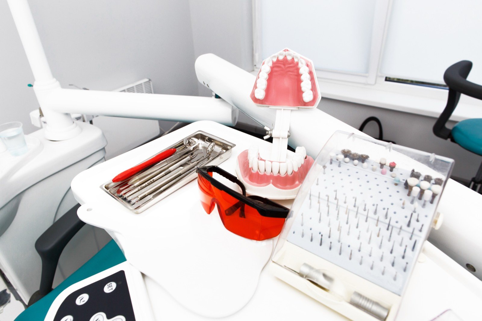 Bancada de laboratório protético com modelos e instrumentos
