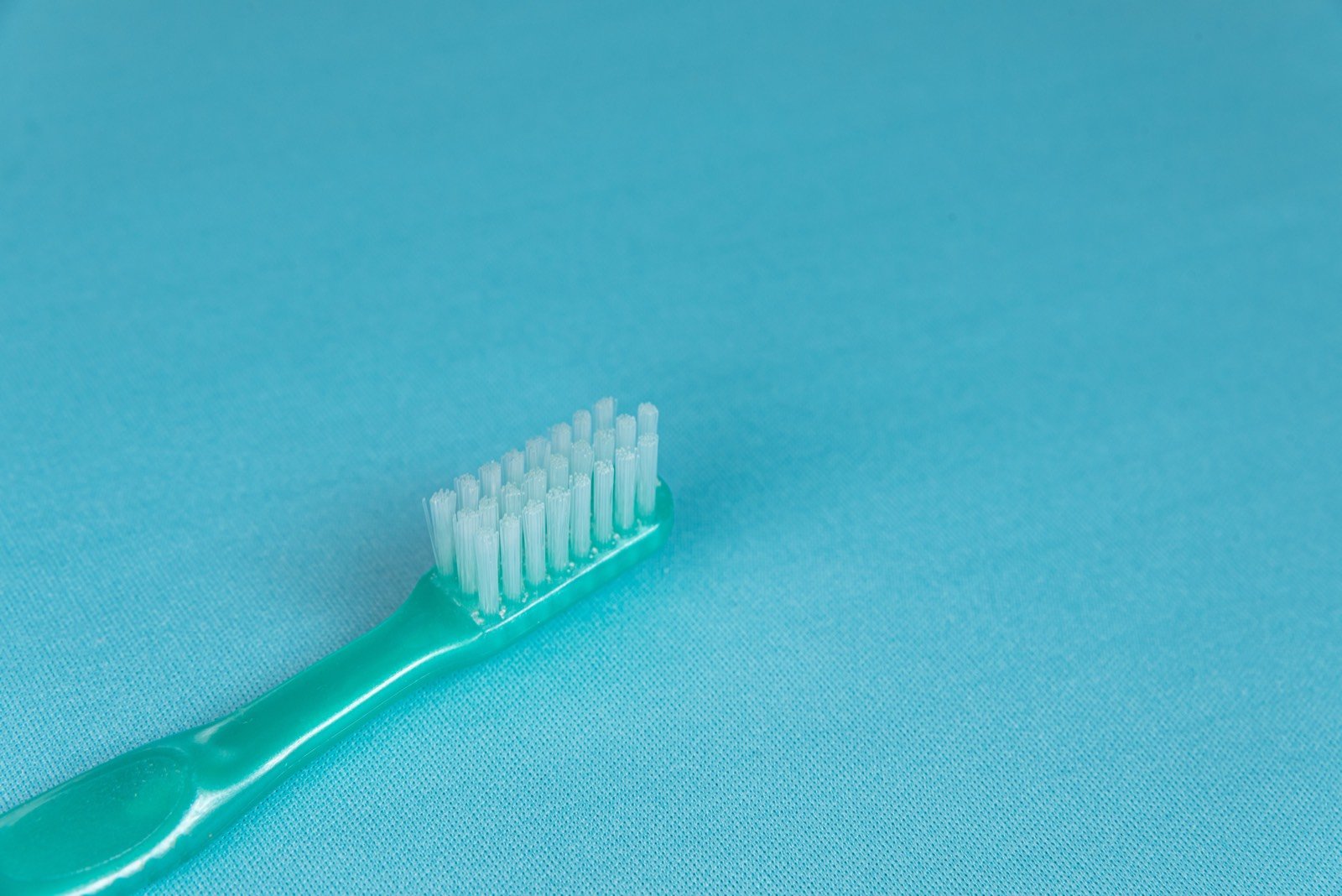 Escova de dentes de cerdas macias em close