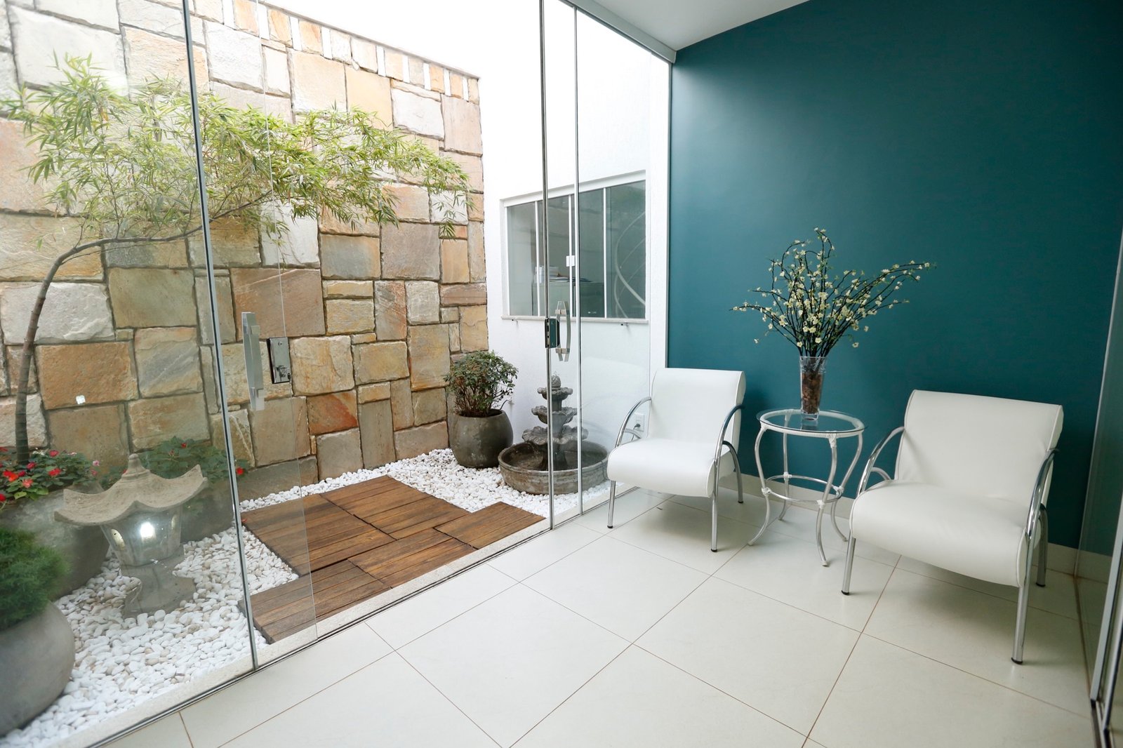Jardim interno da clínica EMI Odontologia